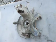 Кулак поворотный передний левый Skoda Fabia