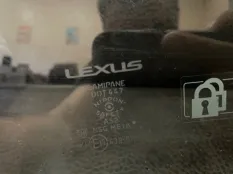 Стекло двери переднее правое Lexus Lx500