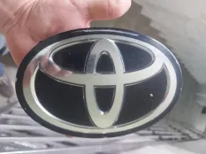 Эмблема решетка радиатора Toyota Land Cruiser 200