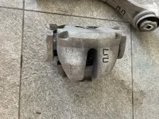 Суппорт передний правый Jaguar F-Pace X761 AJ126