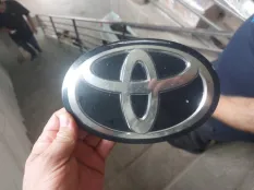 Эмблема решетка радиатора Toyota Land Cruiser 200