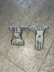 Петля двери Mitsubishi Pajero 3.0 2011