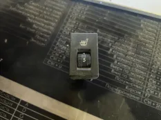 Кнопка обогрева сидений правая Mazda 3 BL