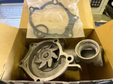 Водяной насос Mitsubishi Galant E30