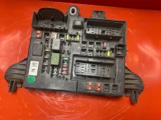 Монтажный блок предохранителей Opel Insignia