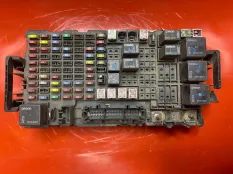 Монтажный блок предохранителей Hummer H3