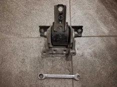 Опора двигателя Mitsubishi Lancer 10