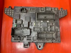 Монтажный блок предохранителей Opel Astra GTC J