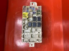 Монтажный блок предохранителей Mitsubishi L200