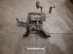 Опора двигателя Toyota Corolla E150