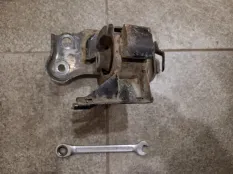 Опора двигателя Toyota Corolla E150