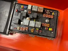 Монтажный блок предохранителей Opel Astra GTC J