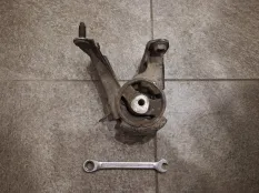 Опора двигателя Toyota Avensis