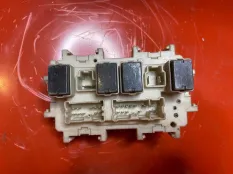 Монтажный блок предохранителей Nissan Patrol
