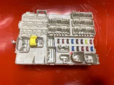 Монтажный блок предохранителей Toyota Hilux