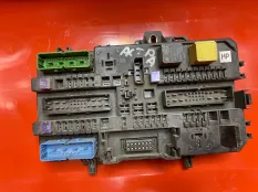 Монтажный блок предохранителей Opel Astra H