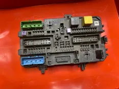 Монтажный блок предохранителей Opel Astra H