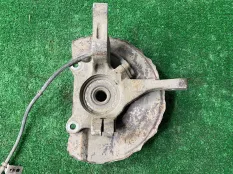 Кулак передний правый Mitsubishi Lancer