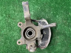 Кулак передний правый Nissan Almera