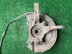 Кулак передний правый Mitsubishi Lancer