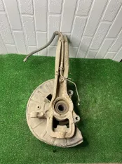 Кулак передний левый Volkswagen Touareg