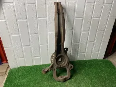 Кулак передний левый Volkswagen Touareg NF 3.6