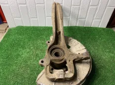 Кулак передний правый Volkswagen Touareg