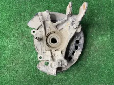 Кулак задний левый Volkswagen Touareg