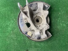 Кулак задний правый Volkswagen Touareg NF