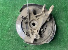 Кулак задний левый Volkswagen Touareg