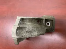 Кронштейн двигателя опорный Land Rover Discovery 2009 KKU500580 L319 276DT