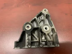 Кронштейн двигателя опорный Land Rover Discovery 2009 OVU500340 L319 276DT