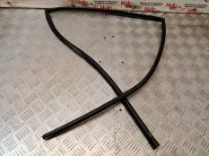 Уплотнительная резинка Mitsubishi Pajero Sport 2005 MR237971 K94 4D56, задняя левая