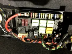 Блок предохранителей Land Rover Range Rover 2003 YQE000351 L322 M57D30