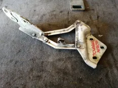 Петля капота Volkswagen TOUAREG 2006 7L6823301A 7L BAC, передняя левая