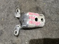 Петля двери Nissan Navara 2007 80400ZP80A D40 YD25DDTI, передняя правая