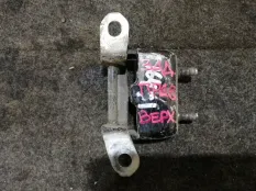 Петля двери Nissan Navara 2007 82400ZP80A D40 YD25DDTI, задняя правая