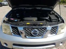 Петля двери Nissan Navara 2006 82400EA00A D40 YD25DDTI, задняя правая