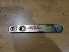 Петля багажника Mitsubishi L200 2006 MB437897 KB4T 4D56U