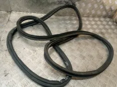 Уплотнитель двери багажника Toyota RAV4 2010 6788142050 XA30 2AD-FTV