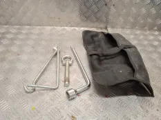 Набор инструментов Toyota Auris 2009 5196002070 ZRE152 2ZR-FAE