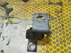 Петля двери Volkswagen Polo