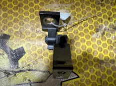 Петля двери Volkswagen Polo