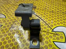 Петля двери Volkswagen Polo