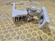 Петля двери Volkswagen Polo