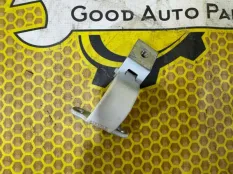 Петля крышки багажника Skoda Rapid