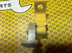 Петля двери Volkswagen Polo