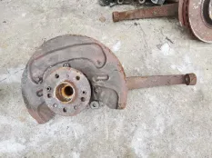 Кулак передний левый Mercedes-Benz M-класс W164 (2005—2008)