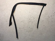 Направляющая стекла двери передняя правая BMW 7