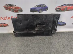 Защита днища кузова правая Toyota Corolla E180